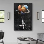 Astronaut schwebt mit Planeten-Ballon im Weltraum, urbanes Wandbild.