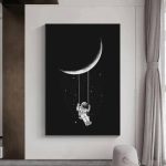 Himmlisches Wandbild mit Astronaut, der an einer Schnur an der Mondsichel schwingt, in Schwarz-Weiß-Design.