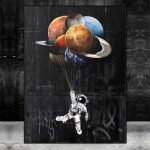 Raumfahrer hält einen Ballon mit mehreren Planeten, symbolisiert die Verbindung zwischen Astronomie und Raumfahrt.