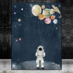 Hochwertiges Bild eines Astronauten, der mit Ballons, die wie Planeten und Himmelskörper aussehen, im Weltraum schwebt.
