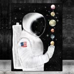 Illustration eines Astronauten im Weltraum, der Planeten und Himmelskörper in der Hand hält, mit schwarzem Hintergrund voller Sterne.