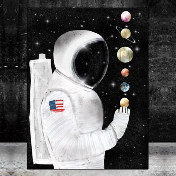 Illustration eines Astronauten im Weltraum, der Planeten und Himmelskörper in der Hand hält, mit schwarzem Hintergrund voller Sterne.
