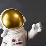 Astronautenfigur mit goldenem Helm, detailreiche Raumfahrt-Deko für Wissenschafts- und Dekorationsliebhaber.
