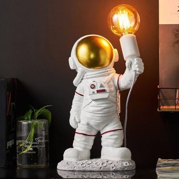Niedliche Raumfahrerfigur mit goldenem Helm, die eine leuchtende Glühbirne hält, ideal für Science-Fiction- und Weltraumdekorationen.