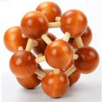 Detailliertes Holz-Molekülmodell mit kugelförmigen Atomen und Stäben, ideal für wissenschaftliche Dekorationen und Bildungszwecke.