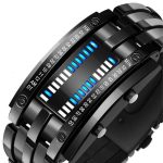 Modernes LED-Uhr-Design mit digitaler Zeitanzeige, schwarzes Gehäuse und futuristische Ästhetik, perfekt für Technikliebhaber und moderne Dekorationen.