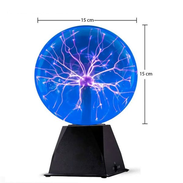 Elektrischer Tesla-Globus mit blauen Blitzen, wissenschaftliches Dekor, ideal für Bildung und Raumgestaltung.