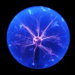 Leuchtende Plasma-Kugel mit blauen und violetten Blitzen, die sich im Inneren bewegen, auf schwarzem Hintergrund.