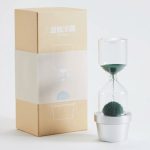 Moderne Blumen-Sanduhr mit Kaktus-Design, kombiniert mit einem stilvollen weißen Blumentopf, ideal für Dekoration und wissenschaftliche Präsentationen.