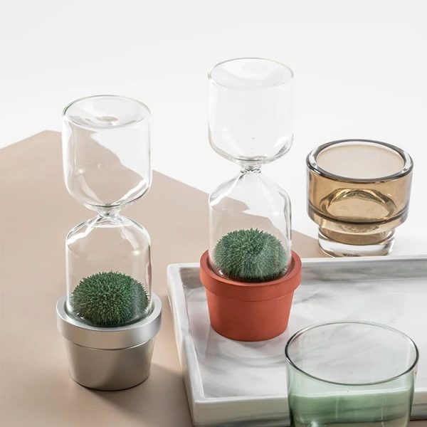 Dekorative Blumen im Sanduhr-Design, bestehend aus Glas und Terrakotta, ideal für wissenschaftliche oder moderne Raumdekorationen.