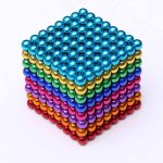 Bunter Magnetwürfel aus glänzenden Kugeln in Blau, Gold, Grün, Lila, Pink und Rot, ideal als wissenschaftliches Dekorations- oder Spielzeugartikel.