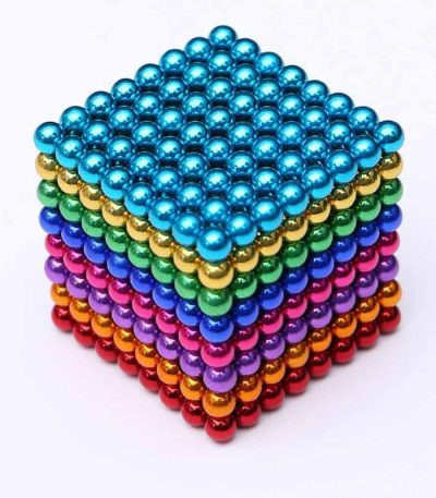 Bunter Magnetwürfel aus glänzenden Kugeln in Blau, Gold, Grün, Lila, Pink und Rot, ideal als wissenschaftliches Dekorations- oder Spielzeugartikel.
