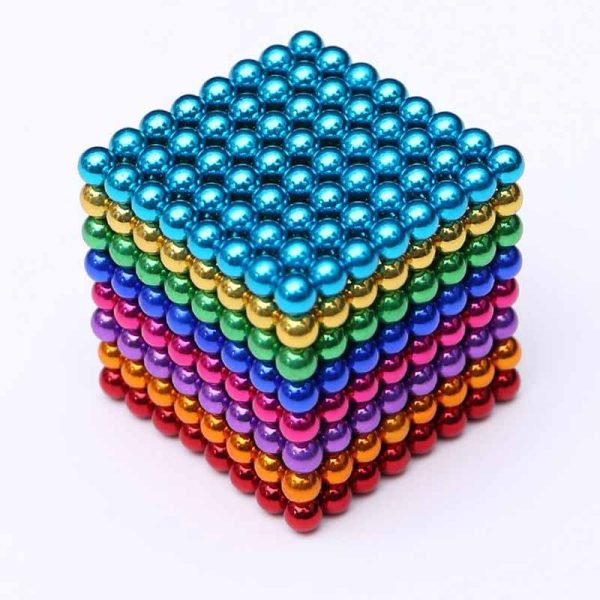 Bunter Magnetwürfel aus glänzenden Kugeln in Blau, Gold, Grün, Lila, Pink und Rot, ideal als wissenschaftliches Dekorations- oder Spielzeugartikel.
