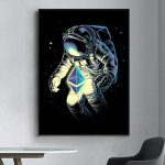 Ein Astronaut im Weltraum schwebt mit einem Ethereum-Logo, das leuchtet und im schwarzen Hintergrund mit Sternen schwebt. Das Bild verbindet Raumfahrt und Kryptowährung auf futuristische Weise.