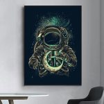 Illustration eines Astronauten im Raumanzug, der eine planetenförmige Schüssel hält, vor einem galaktischen Hintergrund mit Sternen und Nebeln.