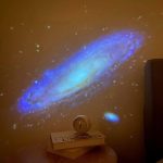 Projektor für Sternenhimmel und Galaxien, ideal für Dekoration und wissenschaftliche Präsentationen.