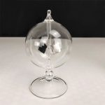 Transparente Glaskugel mit Pendel und Magneten, ideal für wissenschaftliche Experimente und Dekorationen.