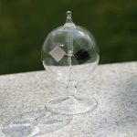 Transparenter Glas-Experimentierball auf Ständer, ideal für wissenschaftliche Demonstrationen und Dekorationen im wissenschaftlichen Stil.