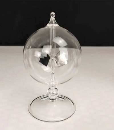 Transparente Glaskugel mit Pendel und Magneten, ideal für wissenschaftliche Experimente und Dekorationen.