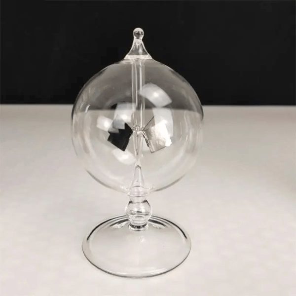 Transparente Glaskugel mit Pendel und Magneten, ideal für wissenschaftliche Experimente und Dekorationen.