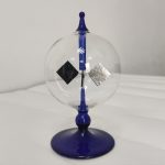 Dekorative Glasblase mit blauen Sockel und zwei Magneten, ideal für wissenschaftliche Dekorationen und Experimente.