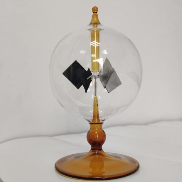 Detailliertes wissenschaftliches Modell in einem transparenten Glasgehäuse mit goldener Basis, ideal für Dekoration und Bildung im Bereich Wissenschaft.