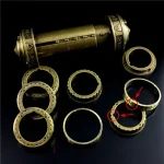 Historische wissenschaftliche Geräte aus Metall, inklusive Messringen und Zylinder, auf schwarzem Hintergrund. Perfekt für Dekoration und wissenschaftliche Sammlungen.