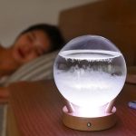 Dekorative Sphäre mit Wasser, die durch LED-Licht beleuchtet wird, schafft eine faszinierende Atmosphäre. Perfekt für wissenschaftliche Dekorationen oder als einzigartiges Geschenk.