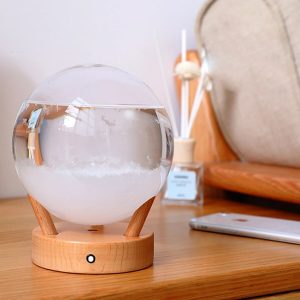 Moderner Wasserball-Diffusor auf Holzsockel, ideal für wissenschaftliche und dekorative Raumgestaltung, schafft eine entspannte Atmosphäre.