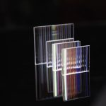Elegante, mehrschichtige Glasdekoration mit bunten Lichtreflexionen, ideal für wissenschaftliche Sammlungen und moderne Dekorationen.