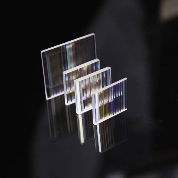 Mehrschichtige Glasplatten mit reflektierenden Effekten, ideal für wissenschaftliche Dekorationen und moderne Inneneinrichtung.