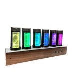 Interaktives Ziffernblatt-Display mit leuchtenden LED-Zahlen in verschiedenen Farben auf Holzbasis.