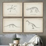 Vier wissenschaftliche Dinosaurier-Skelettzeichnungen in antiken Rahmen, ideal für Wissenschafts- und Dekorationsliebhaber, perfekt für ein modernes oder klassisches Interieur.