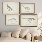 Vier wissenschaftliche Drucke von Dinosauriern in einem Rahmen, ideal für die Dekoration eines wissenschaftlichen oder vintage-inspirierten Raumes.