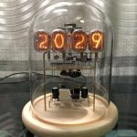 Vintage Nixie-Röhren-Display zeigt die Jahreszahl 2029, eingebettet in eine Glasglocke auf einem Holzsockel, ideal für wissenschaftliche Dekorationen und Retro-Designs.