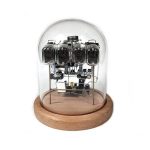 Vintage Röhrenradio in einem Glasgehäuse auf Holzsockel, ideal als wissenschaftliche Dekoration oder Sammlerstück.