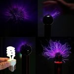 Elektrisches Plasma-Experiment mit leuchtenden Blitzen und Kugel, zeigt elektrische Entladungen in dunklem Raum.