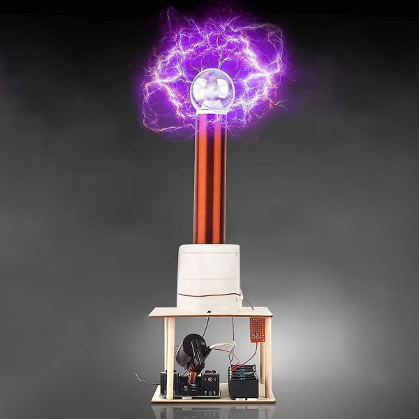 Wissenschaftlicher Tesla-Generator mit leuchtender Blitzeffekt, zeigt elektrische Entladung und Hochspannung in einem experimentellen Setup.