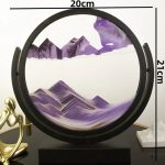 Dekoratives Zirkeldisplay mit künstlerischer Darstellung einer Berg- und Himmelsszene in Violett- und Lilatönen, ideal für wissenschaftliche oder dekorative Zwecke.