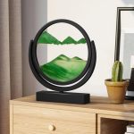 Modernes dekoratives Wissenschaftsobjekt mit grünen Bergen und Landschaft, in einem schwarzen Rahmen auf einem Holzschrank, ideal für wissenschaftliche oder dekorative Zwecke.