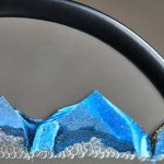 Detailliertes wissenschaftliches Modell mit blauer Struktur, das in Wasser getaucht ist, zeigt komplexe Oberflächenstrukturen und Blasenbildung. Perfekt für wissenschaftliche Dekorationen und Lehrzwec.