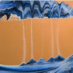 Nahaufnahme einer wissenschaftlichen Wasser- und Luft-Experiment-Installation mit blauen und weißen Elementen gegen orangefarbenen Hintergrund.