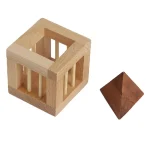 Holzpuzzle mit einem offenen Würfel und einer separaten Pyramide, ideal für wissenschaftliche Experimente oder als dekoratives Element.