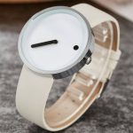 Modernes minimalistisches Armbanduhr-Design mit weißem Zifferblatt, schwarzem Zeiger und silbernem Rahmen, auf hellem Armband.