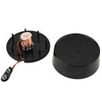 Ein wissenschaftliches Experiment mit einer Batterie, einem Kerzenhalter und einem schwarzen Gehäuse, ideal für Dekorationen im wissenschaftlichen Stil.