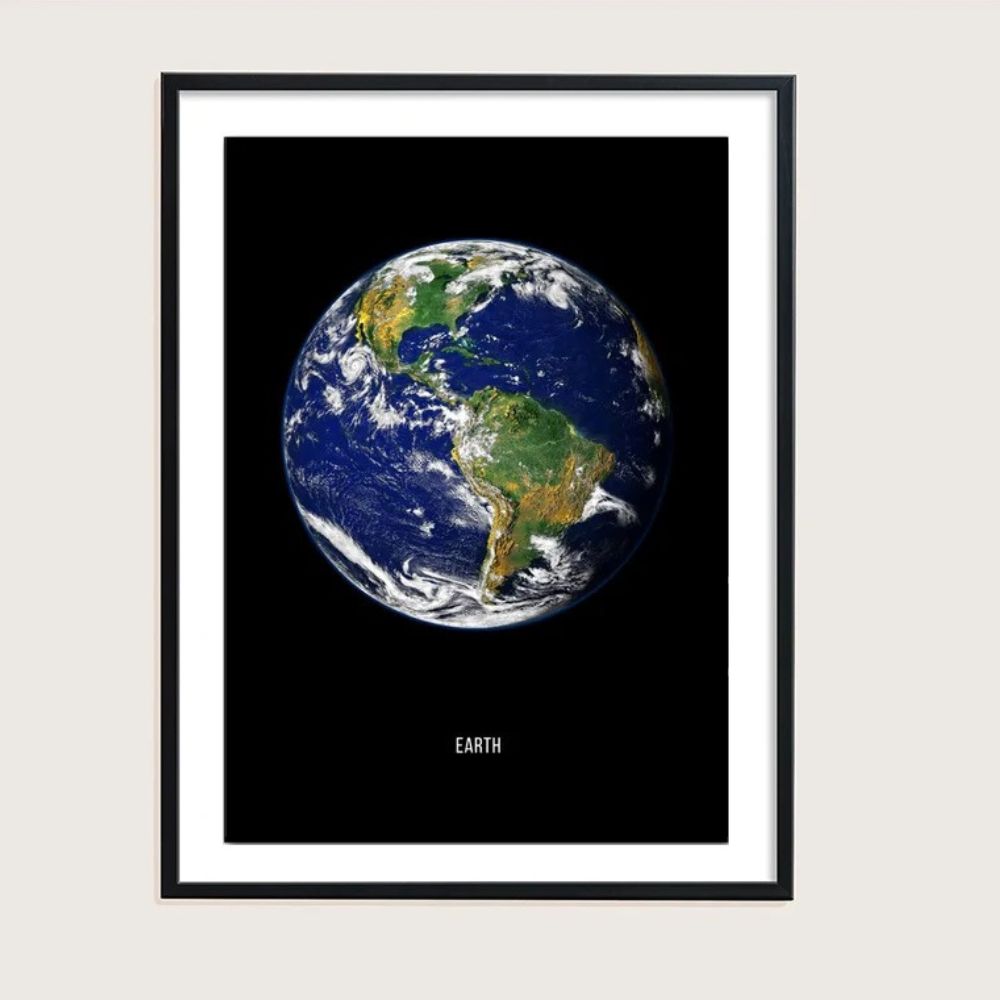 Detailliertes Poster der Erde mit Blick auf Nord- und Südhalbkugel, ideal für Wissenschafts- und Dekorationszwecke. Perfekt für ein wissenschaftliches oder modernes Raumdesign.