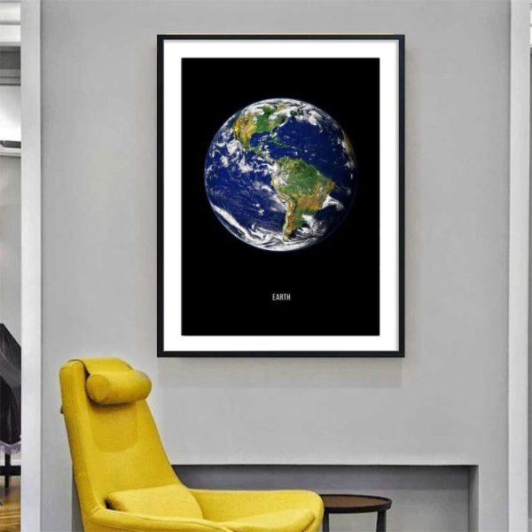 Hochwertiges Poster einer Erde im schwarzen Hintergrund, ideal für Wissenschafts- und Dekorationszwecke.