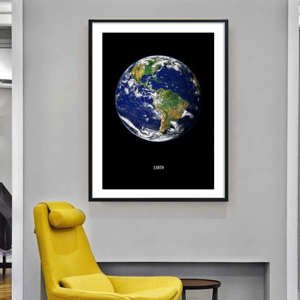 Erdkugel im Rahmen Hochwertiges Poster einer Erde im schwarzen Hintergrund, ideal für Wissenschafts- und Dekorationszwecke.