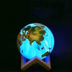 Leuchtender Globus mit Weltkarte, ideal für Wissenschafts- und Dekorationszwecke, strahlt in Blau und zeigt Kontinente und Ozeane detailreich.
