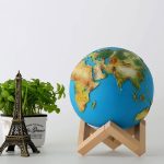 Globus auf Holzständer mit Mini-Eiffelturm und Pflanze, ideal für Wissenschafts- und Dekorationszwecke. Perfekt für Bildungsräume, Büros oder als Geschenk für Wissenschaftsliebhaber.